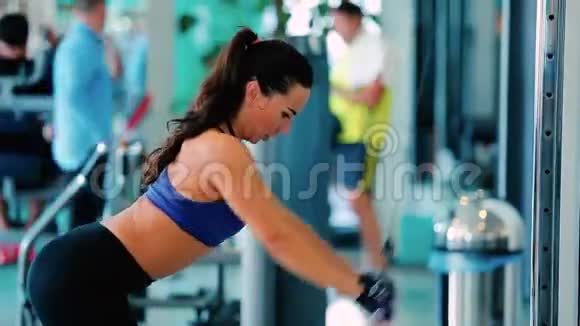 女人在健身房训练肩带视频的预览图