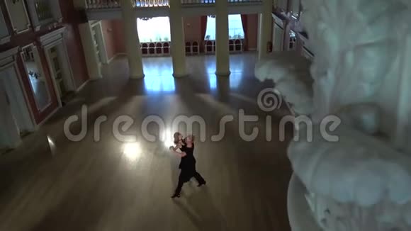 一对职业舞者一男一女在大厅里跳着激情的舞蹈视频的预览图