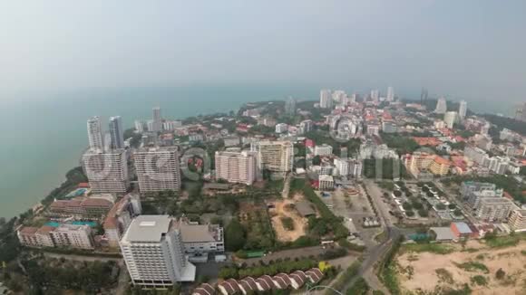全景从高处到海边度假小镇泰国芭堤雅视频的预览图