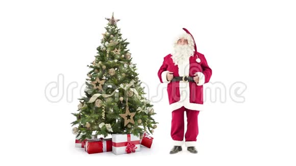 灯光装饰圣诞树与礼品盒圣诞老人挥手在白色背景与文字空间放置标志视频的预览图