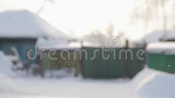 冬季乡村景观冬天的村庄房子村炉加热烟囱冒烟视频的预览图