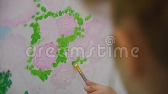 孩子画粉红色的花视频的预览图