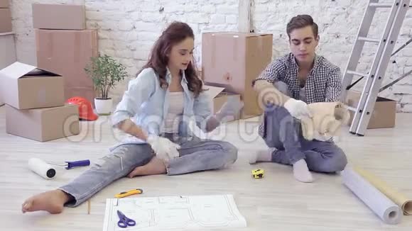 幸福的家庭用胶带测量一张壁纸视频的预览图