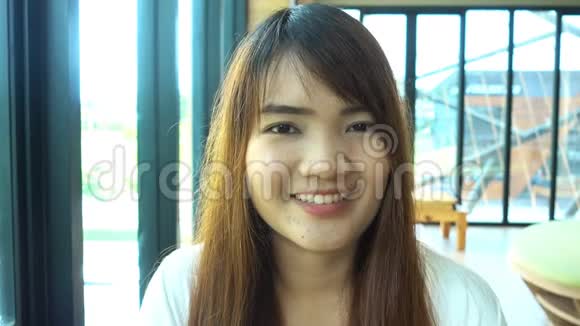 微笑美丽的亚洲学生站在图书馆的肖像视频的预览图