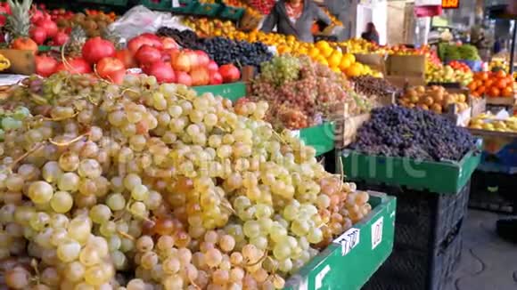 街市集有葡萄及其他水果的展示箱视频的预览图