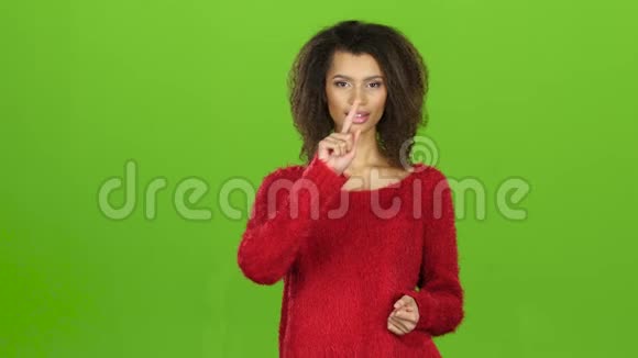 女性使用全息触摸屏虚拟现实电脑界面绿色屏幕视频的预览图
