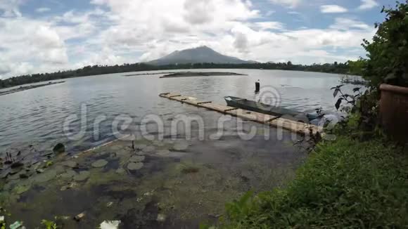竹筏沿着湖岸停泊视频的预览图