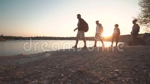 背包客在阳光下漫步海岸视频的预览图