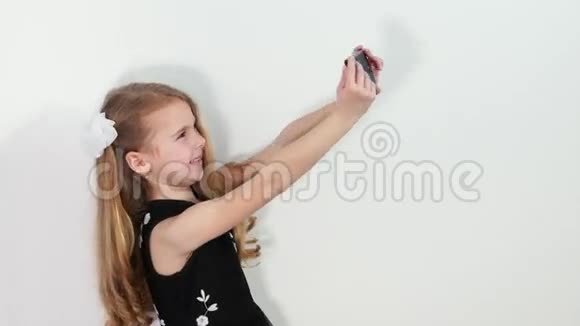 可爱的小女孩做自拍摄影棚视频的预览图