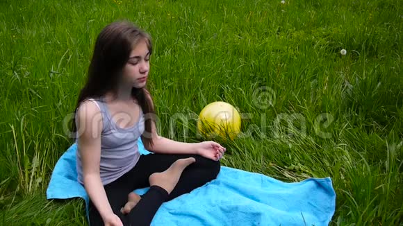 少女在户外冥想视频的预览图