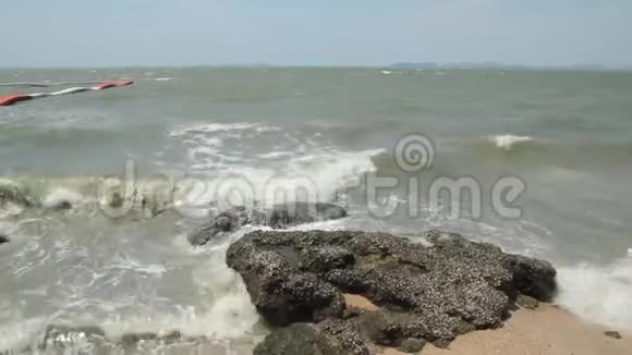 波涛汹涌的海浪海浪冲刷着布满贝壳的石头视频的预览图