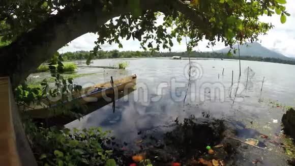 木排船停泊在污染的湖面上视频的预览图