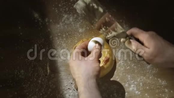 厨师准备加生蛋黄和黄油的卡沙普里格鲁吉亚奶酪派视频的预览图