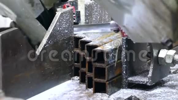 一个强大的锯子切割钢管生产钢脚手架视频的预览图