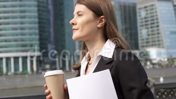 女商人在市中心散步职业女雇主带着文件去开会视频的预览图