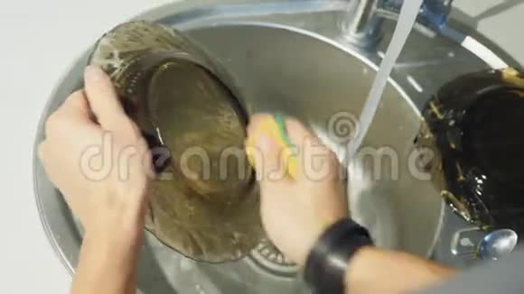 男人在厨房洗手池洗手的观点视频的预览图