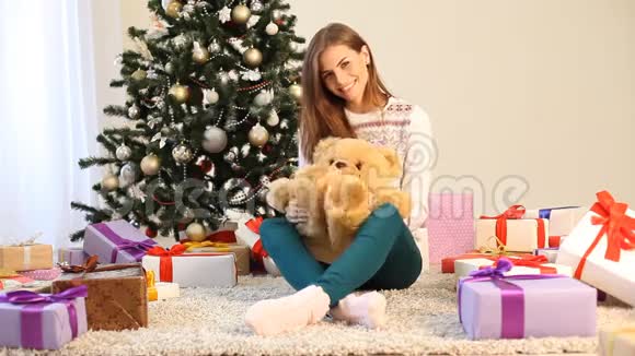 漂亮的女孩坐在玩具熊和礼物视频的预览图