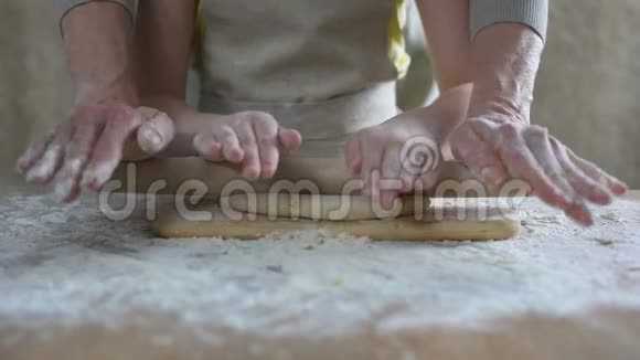 小女孩帮奶奶擀面皮做披萨家庭食谱做饭视频的预览图