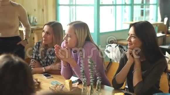 一群女孩在吃早餐视频的预览图