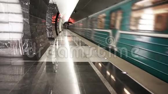 地铁列车从车站开出视频的预览图
