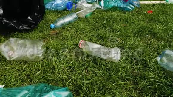 志愿者正从塑料瓶中清洁公园视频的预览图