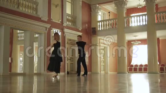 一对职业舞者一男一女在大厅里跳着激情的舞蹈视频的预览图