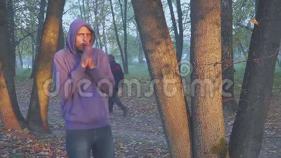 人在秋天公园结冰暖手冷冷的视频的预览图