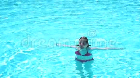 夏天在游泳池里浮潜的女人视频的预览图