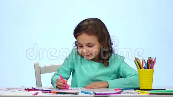 孩子开始用不同的铅笔画他的画快关门慢动作视频的预览图