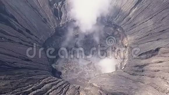 活跃火山和卡尔德拉游客鸟瞰图视频的预览图