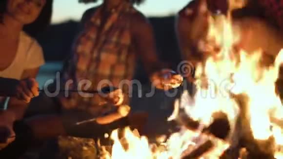 庄稼人在火里烤香肠视频的预览图