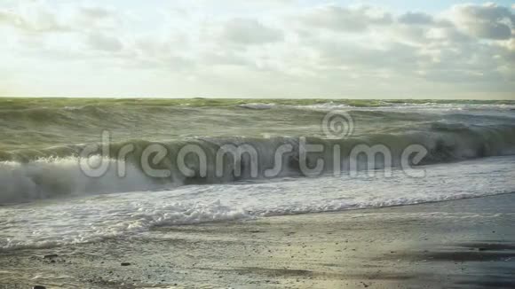 海浪拍打着海岸在汹涌的海洋中缓慢移动视频的预览图