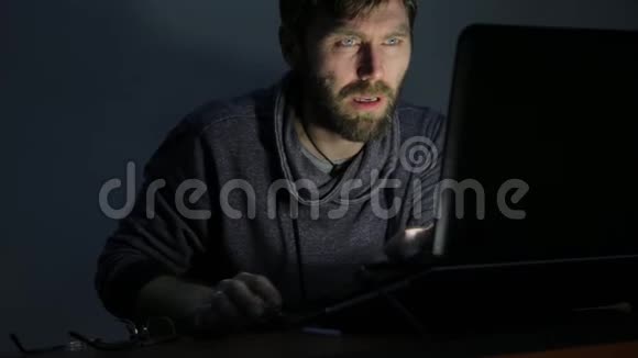 在笔记本电脑上工作的一个满脸沮丧胡须的人开始心烦意乱视频的预览图