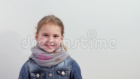 一个小女孩戴着虚拟现实耳机看上去很惊讶视频的预览图