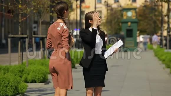 开朗的商务女性微笑着向客户展示房地产对象的窗户视频的预览图