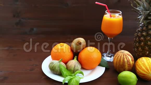 素食白色盘子里有越南甜瓜果汁无花果橘子菠萝视频的预览图