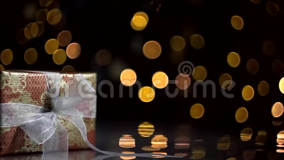 闪烁金光背景礼品盒视频的预览图