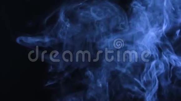 黑色背景上的双蓝色烟雾很漂亮视频的预览图