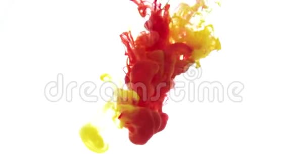彩色墨水在水中反应形成抽象的云层白底红黄墨水视频的预览图