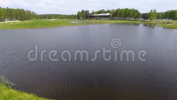 14高尔夫球场上的一套观景台有华丽的绿色和池塘视频的预览图