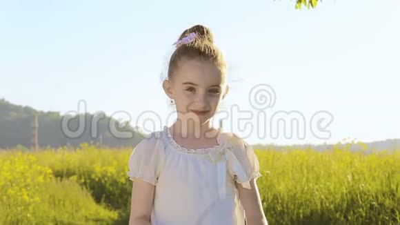 一个可爱的小女孩戴上一副太阳镜微笑着视频的预览图