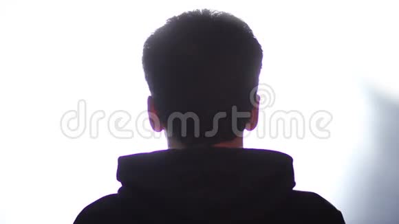 一个男人带着耳机听音乐的后视图视频的预览图