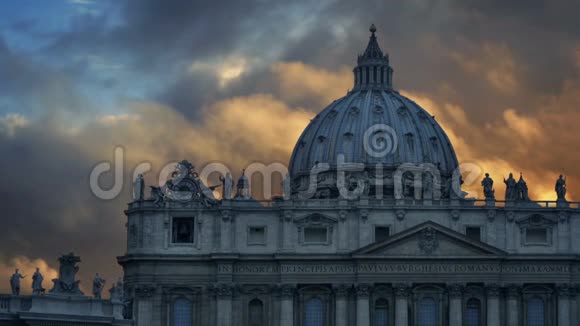 日落时分罗马圣彼得大教堂视频的预览图