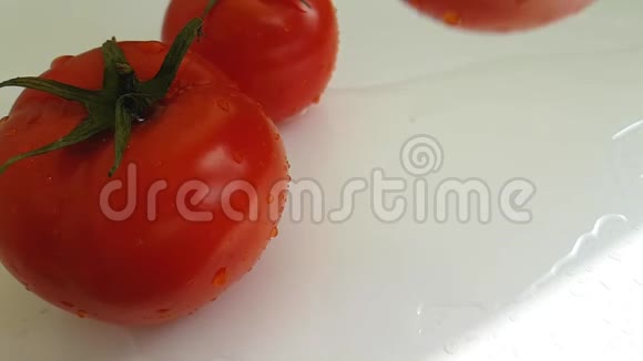红番茄熟湿有机水慢动作健康下降视频的预览图