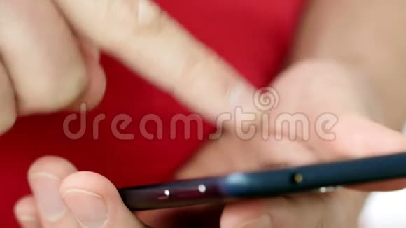 男人在触摸屏智能手机上写短信超高清视频视频的预览图