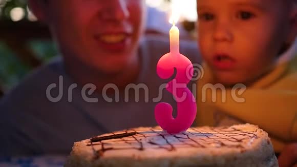 在他和父亲的生日那天孩子吹灭了蛋糕上的蜡烛视频的预览图