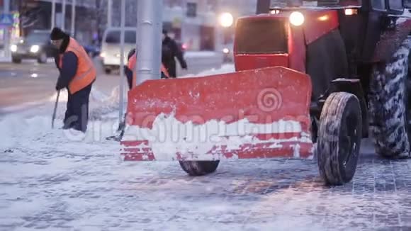 雪犁户外清洁街道清除城市广场的新鲜雪视频的预览图