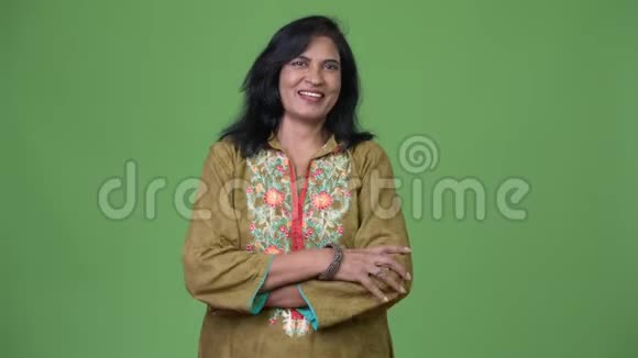 成熟快乐美丽的印度女人微笑着穿着传统的衣服双臂交叉视频的预览图