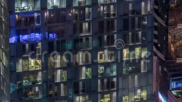 外部公寓塔楼时间推移夜景高耸的摩天大楼窗户闪烁着灯光视频的预览图