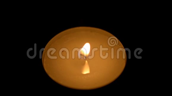 在黑暗中燃烧一支芳香的蜡烛视频的预览图